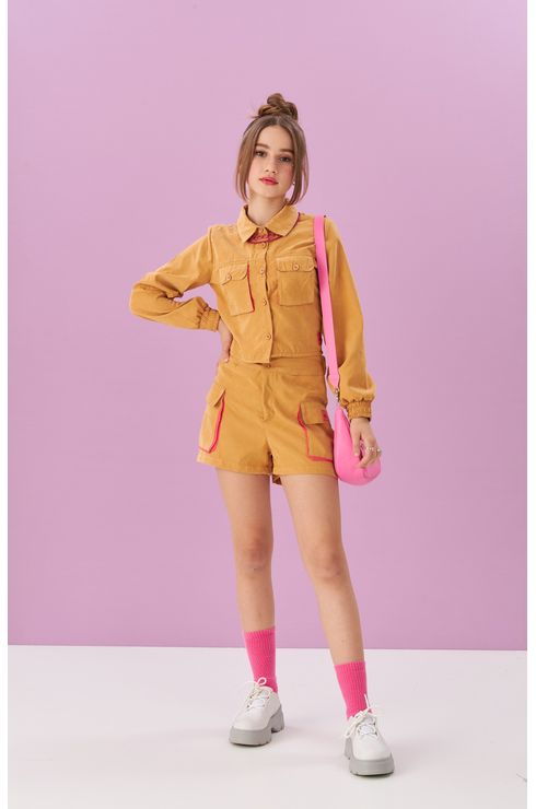 Shorts Com Bolsos Laterais E Fole Com Rosa Em Destaque