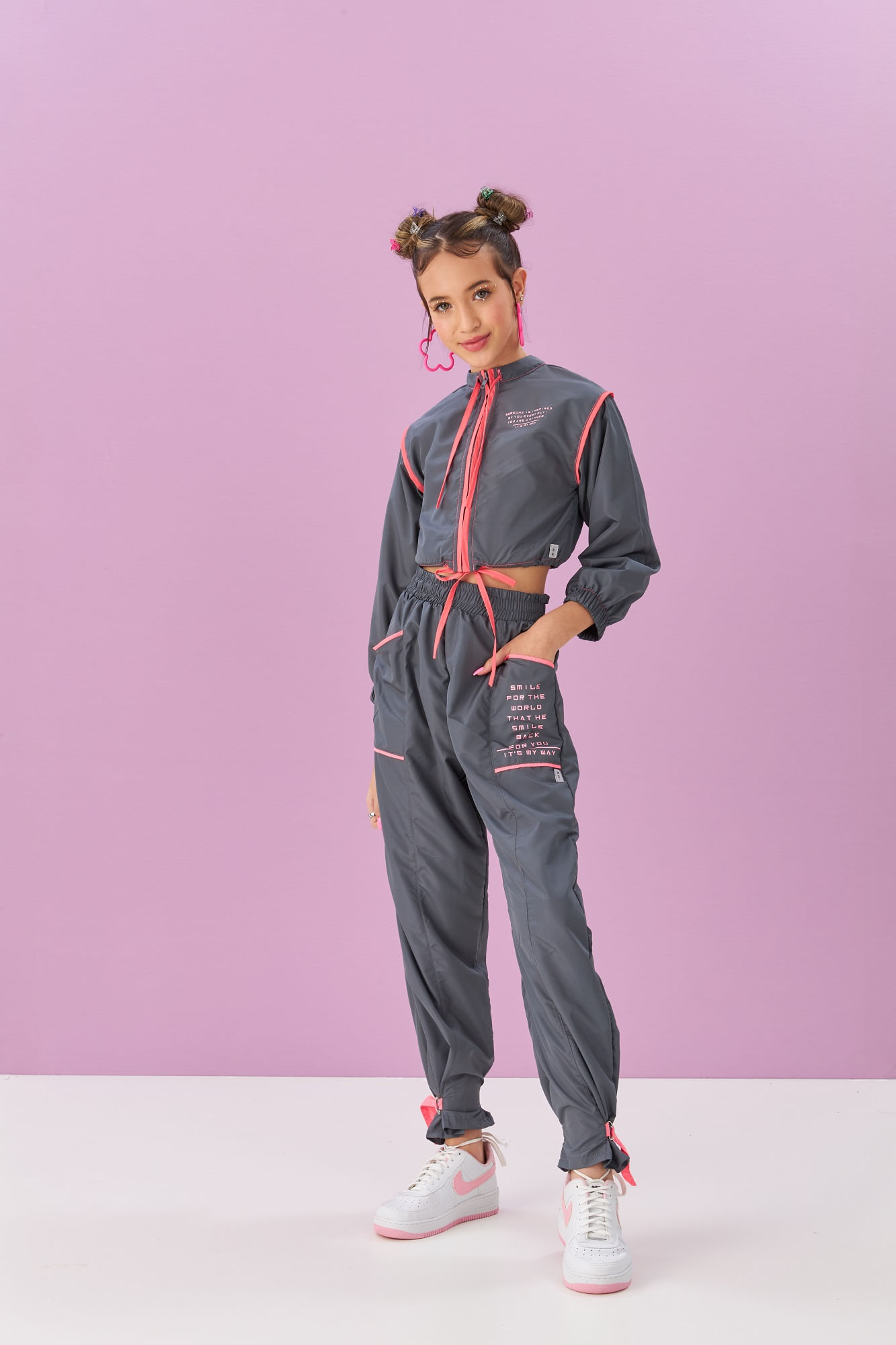 Calca-De-Corta-Vento-Com-Detalhes-Em-Rosa-Neon