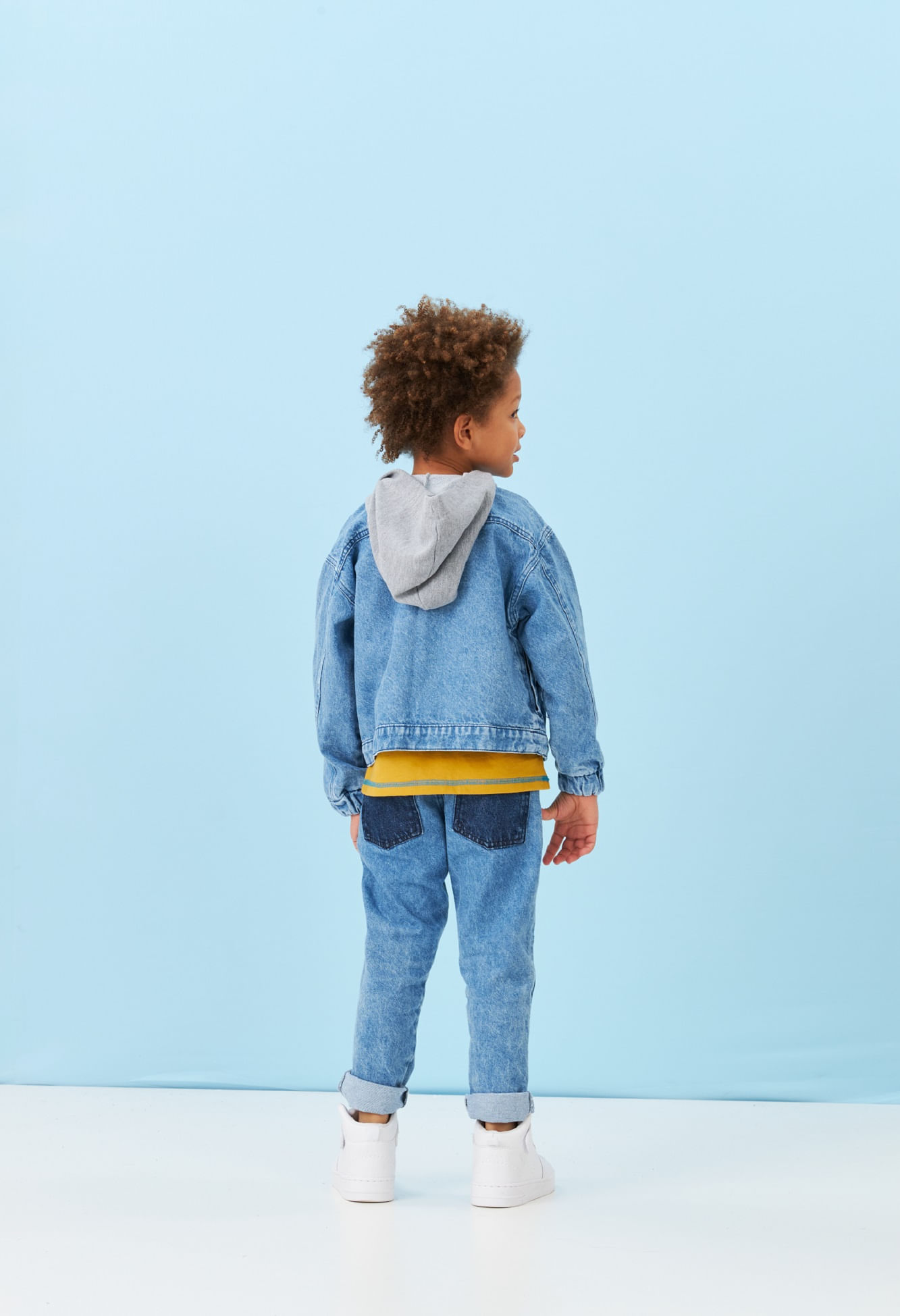 Jaqueta-Jeans-Com-Capuz--E-Abertura-Por-Ziper