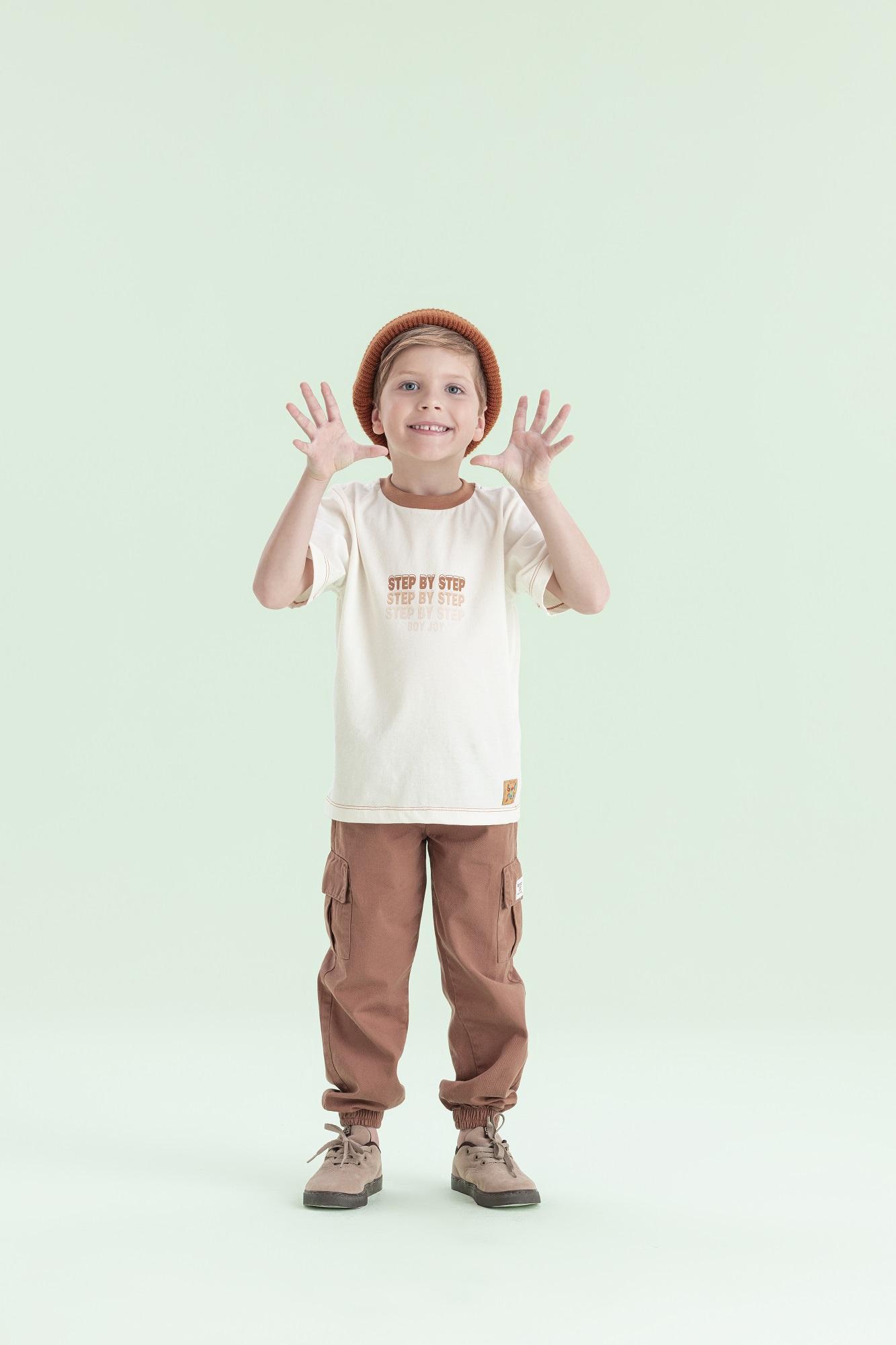 Camiseta-Manga-Curta-Com-Estampa-E-Gola-Contrastante