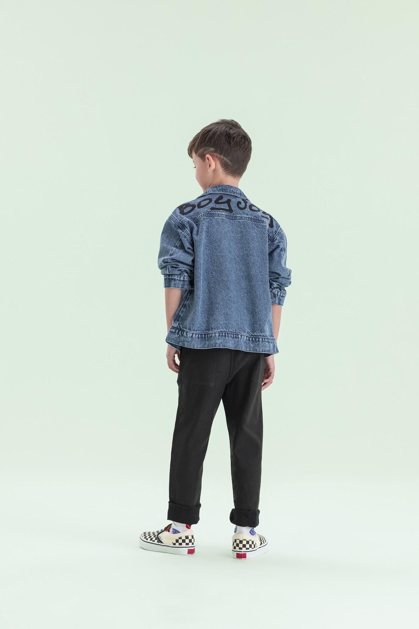 Jaqueta-Jeans-Com-Puidos-E-Estampa-Nas-Costas