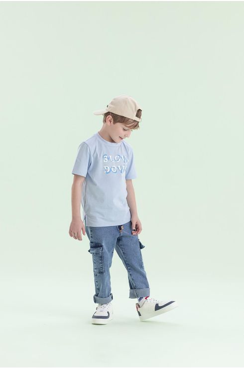 Camiseta Manga Curta Com Estampa E Aberturinha Lateral