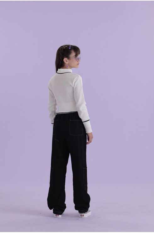 Calça Em Sarja Reta Com Costura Aparente E Bolso Lateral