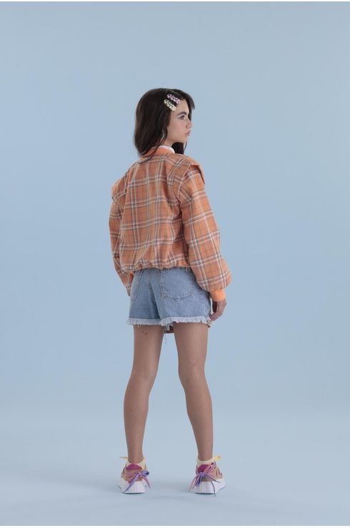 Short Jeans Com Puídos E Barra Desfiada