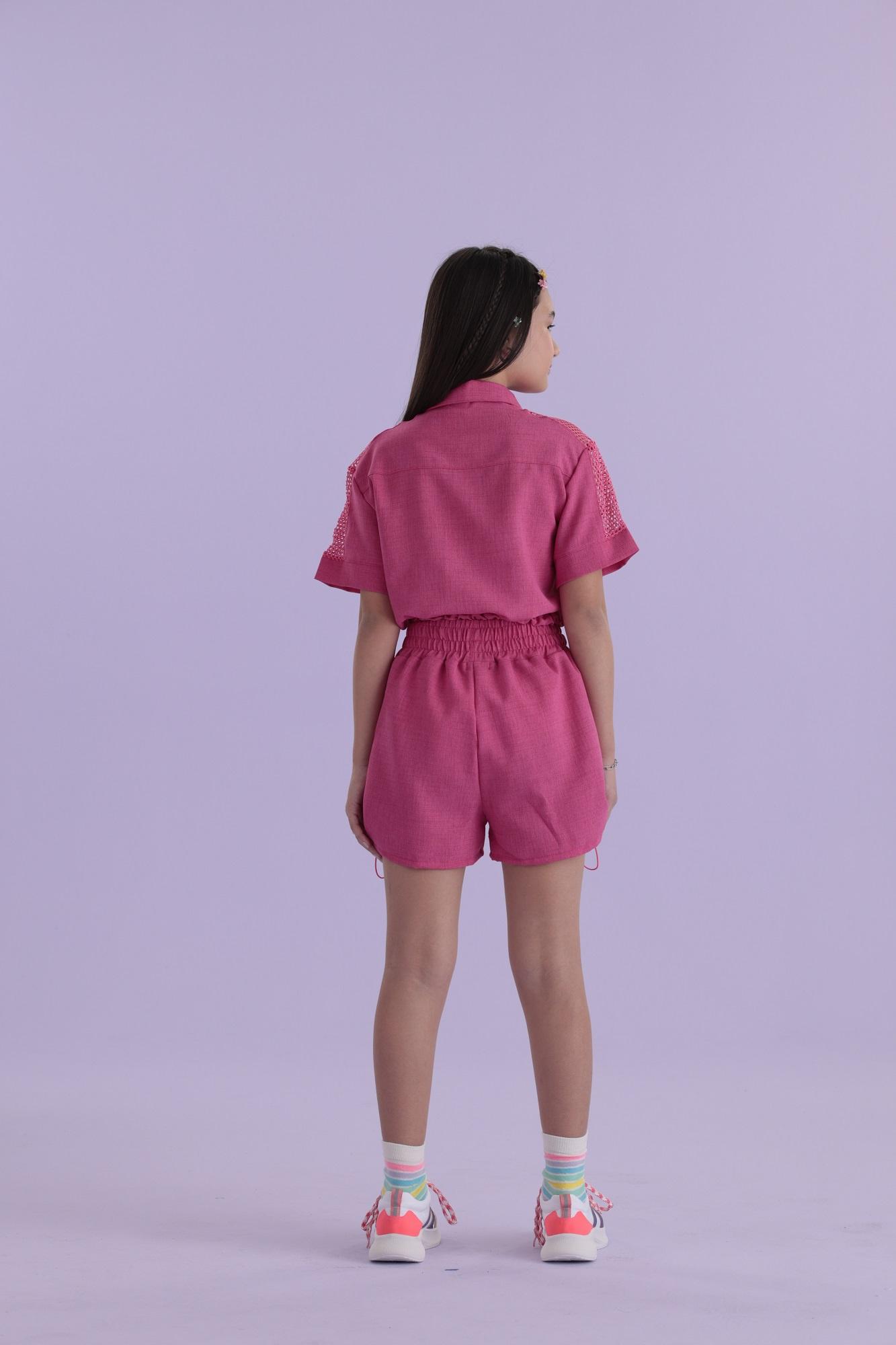 Camisa-Manga-Curta-Com-Estampa-Frontal-E-Abertura-Em-Ziper-Tratorado