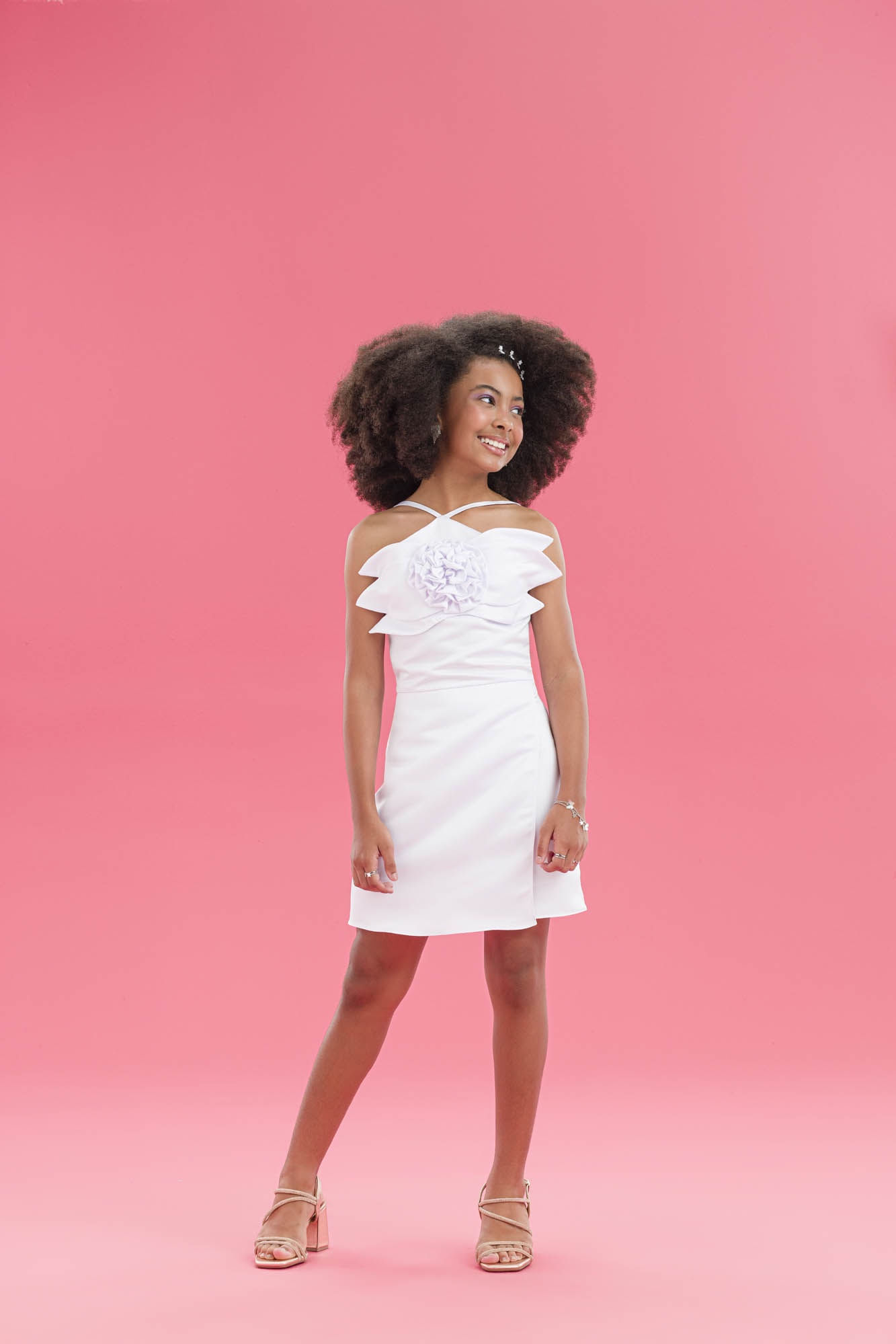 Vestido-Liso-Em-Tricoline-Com-Maxi-Flor-Aplicado