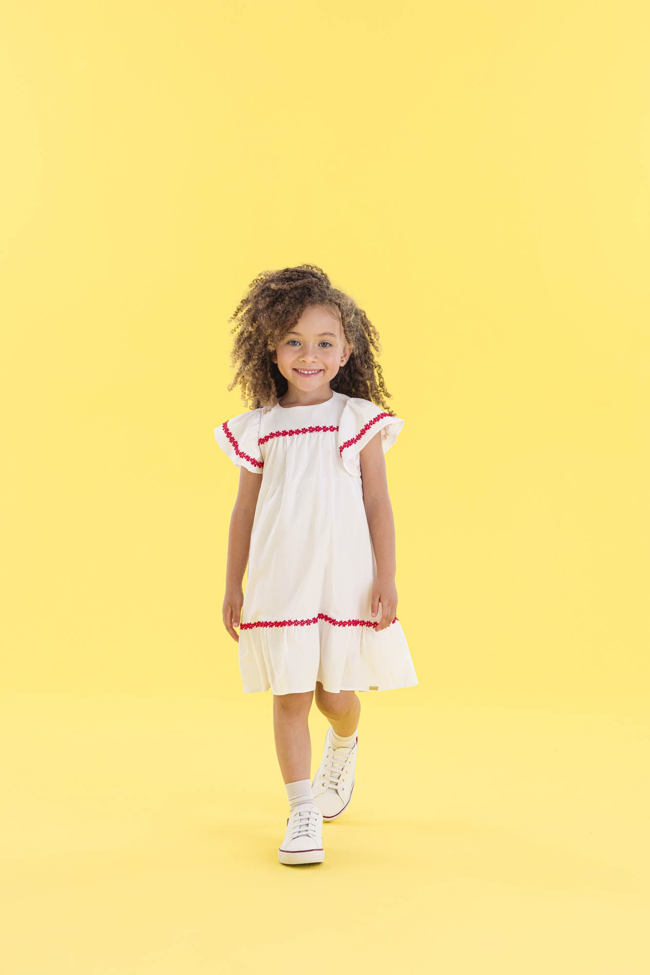 Vestido-Em-Tricoline-Com-Detalhes-Em-Renda