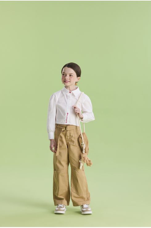 Calça Wide Leg Cargo Em Sarja Com Bolsos Sobrepostos