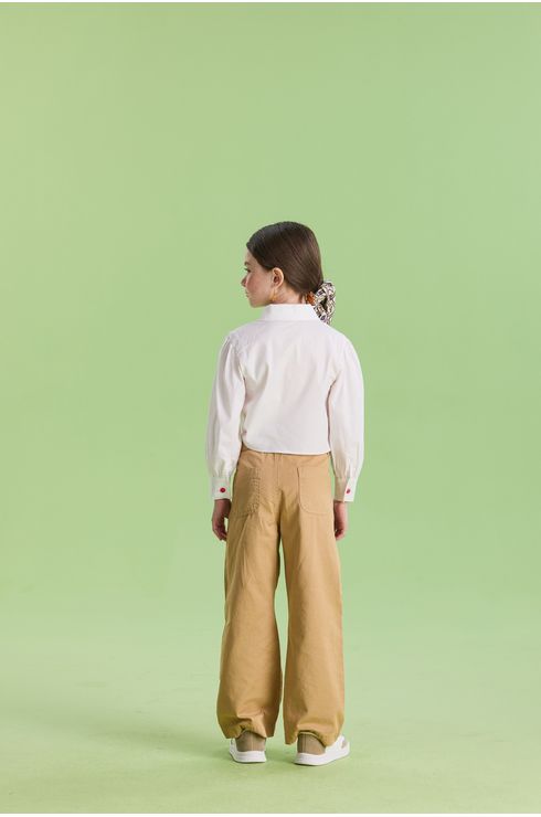Calça Wide Leg Cargo Em Sarja Com Bolsos Sobrepostos