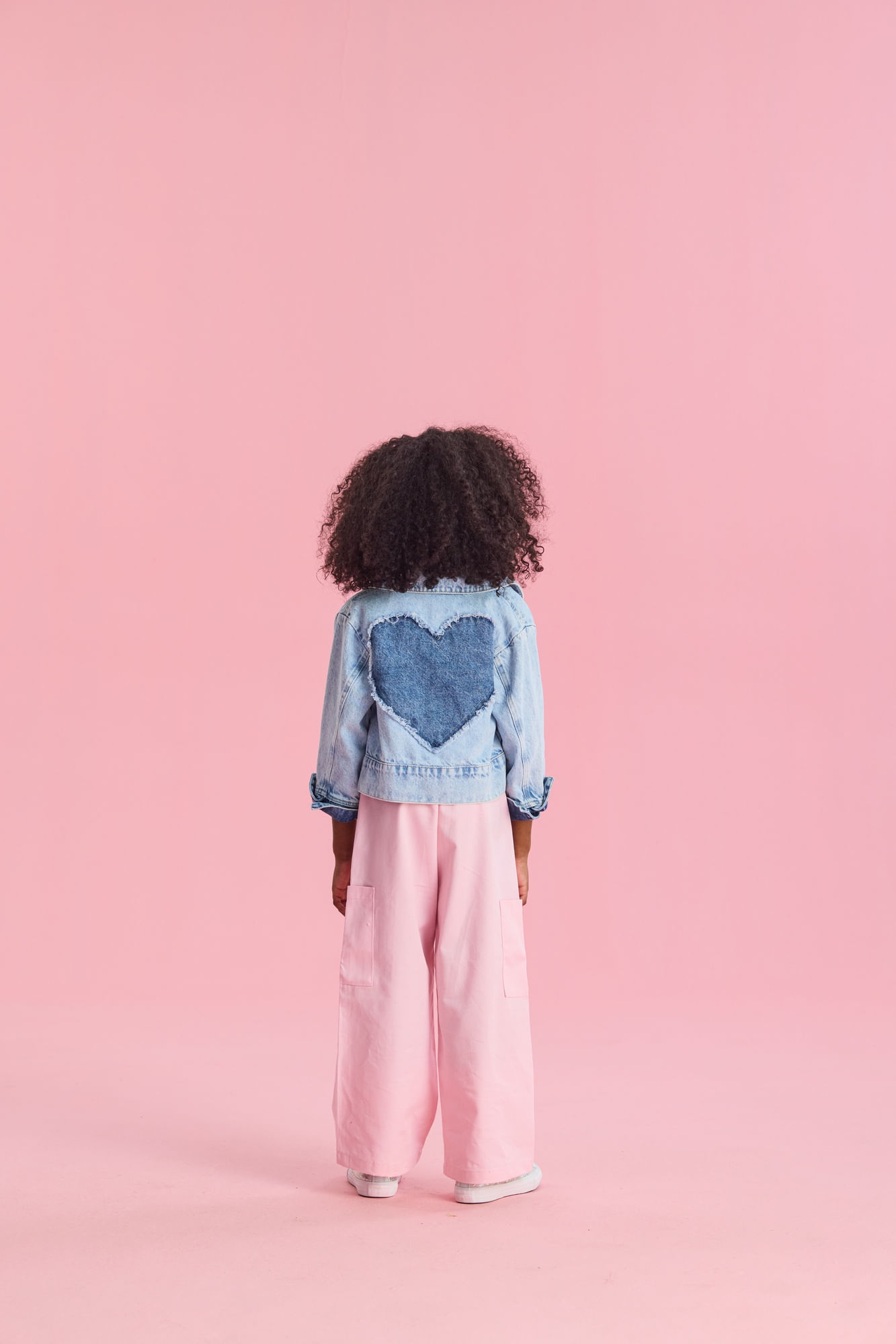 Jaqueta-Jeans-Com-Nuances-De-Cor-E-Detalhe-Coracao